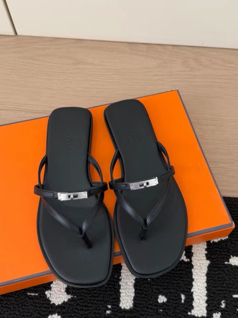 Hermès Black Square Toe Kelly Buckle Thong Flat Sandals - Picture 2 of 6